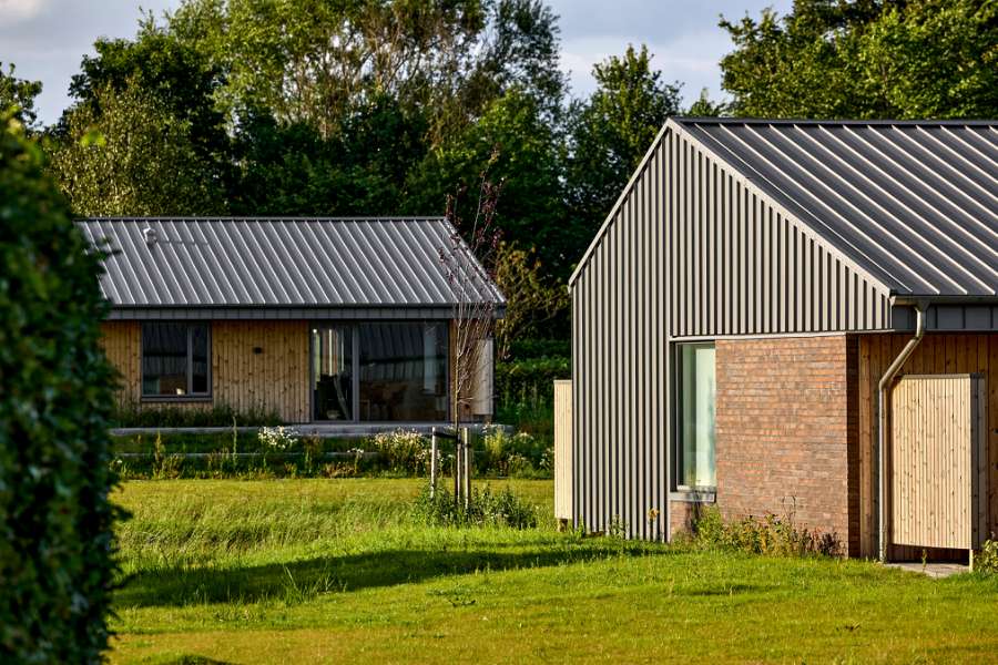 Fortid og fremtid mødes i stålbeklædte rækkehuse med historie i baghaven, Jernaldervej 8, 8600 Silkeborg